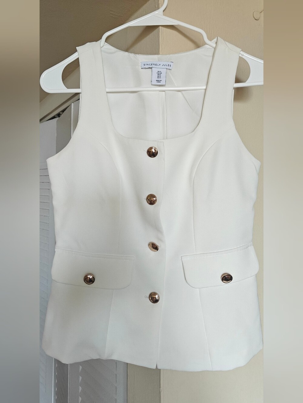 Sincerly Jules Cream Button-Front Sleeveless Vest